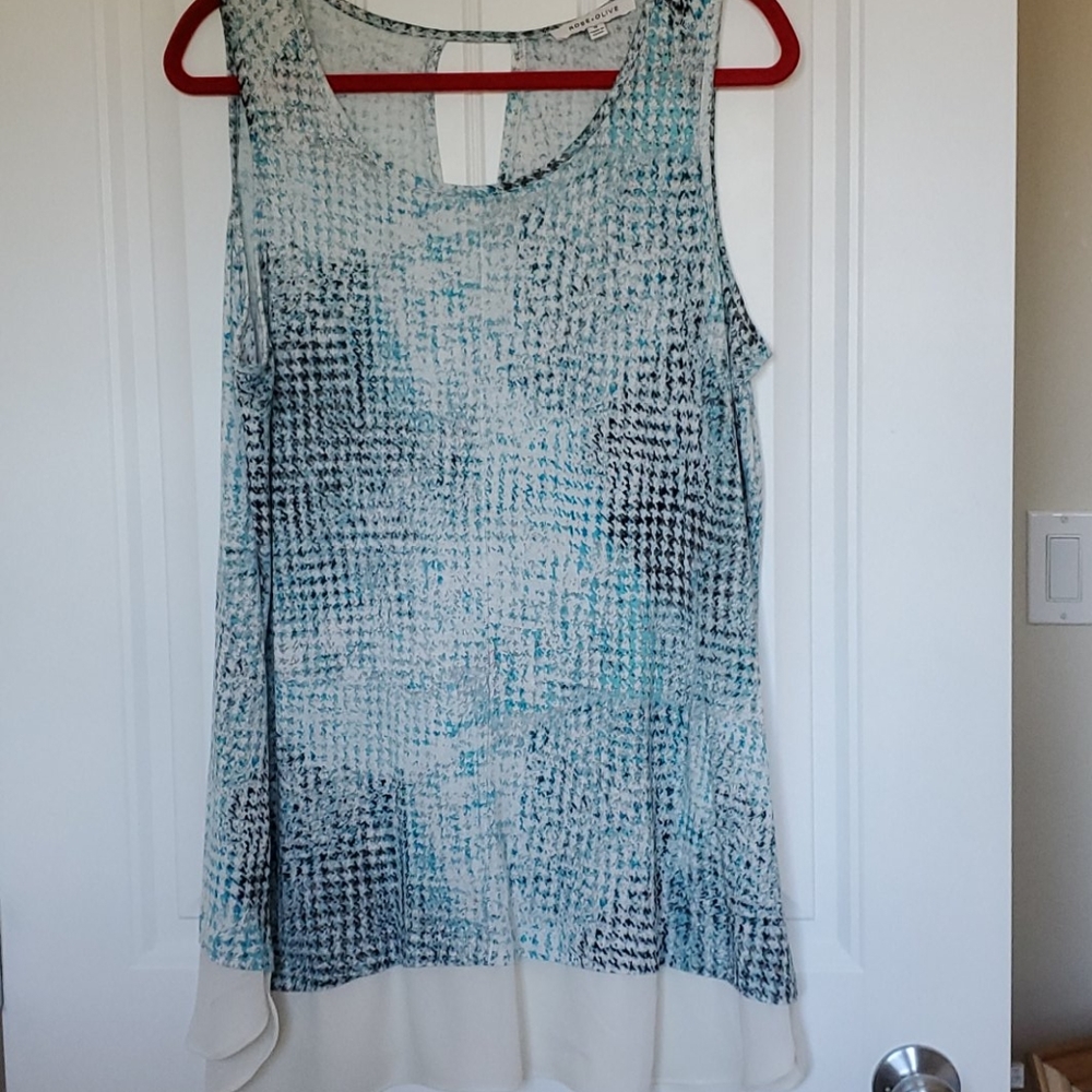 🛍 3/$10 Tank top with contrasting hem